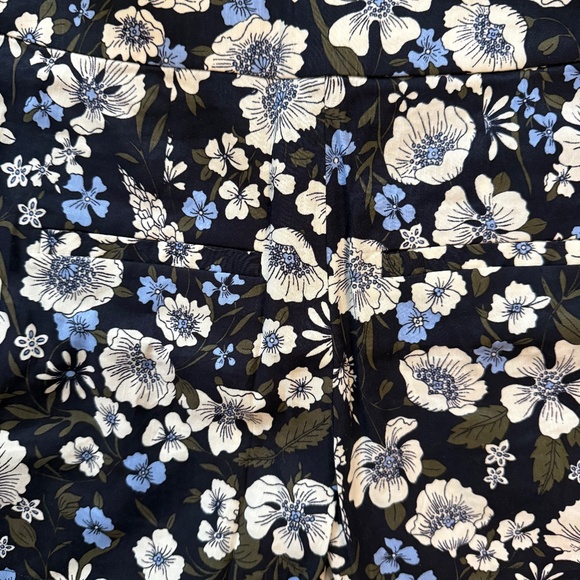 Veronica Beard NWT $328 Babine High-Rise Floral Shorts Navy Blue Size 4 - Picture 3 of 5